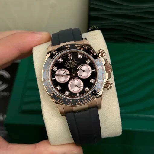 Kolekcija A Ref. NV-122 — Rose gold kućište, crni kronograf i crni gumeni remen — fotografija uživo